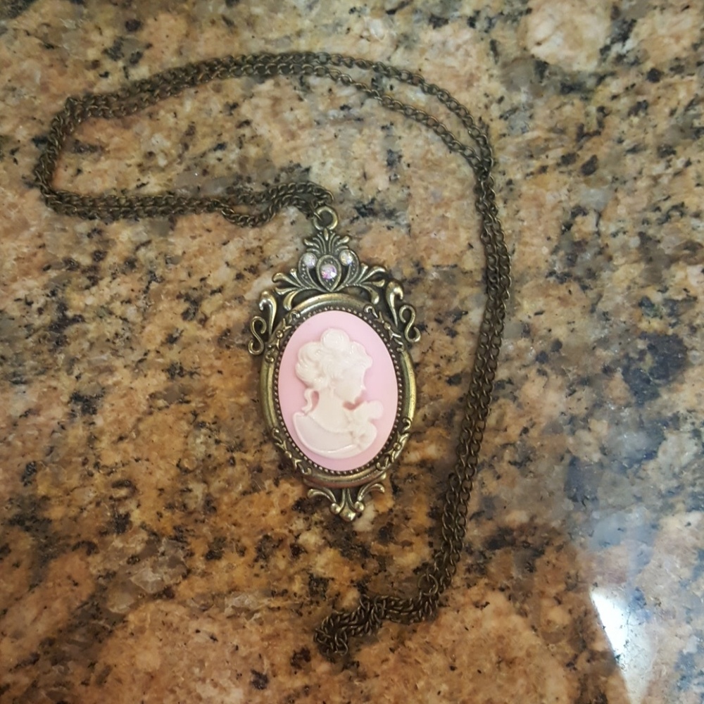 *** SOLD *** NWOT Cameo Necklace